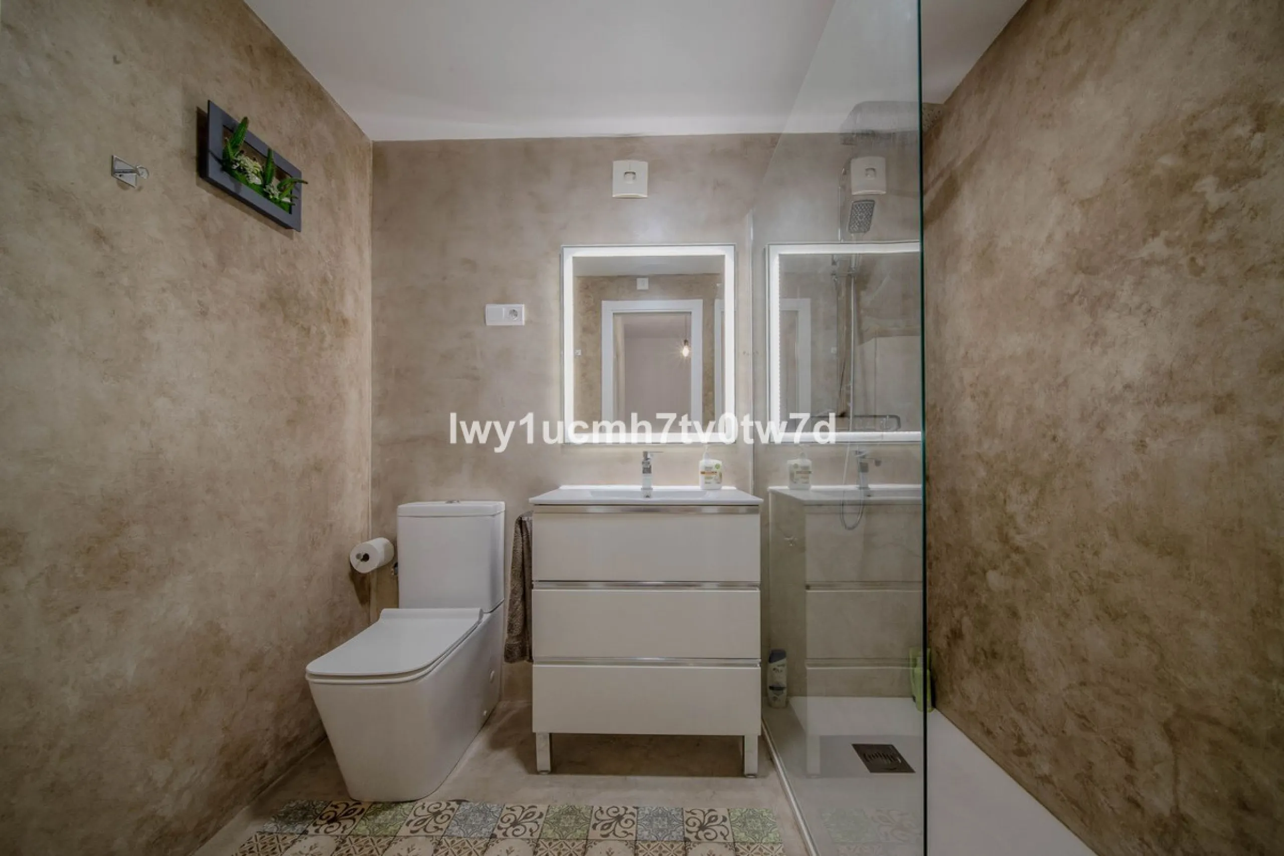 GREAT OPPORTUNITY! MAGNIFICENT HOUSE JUST FIVE MINUTES FROM THE BEACH