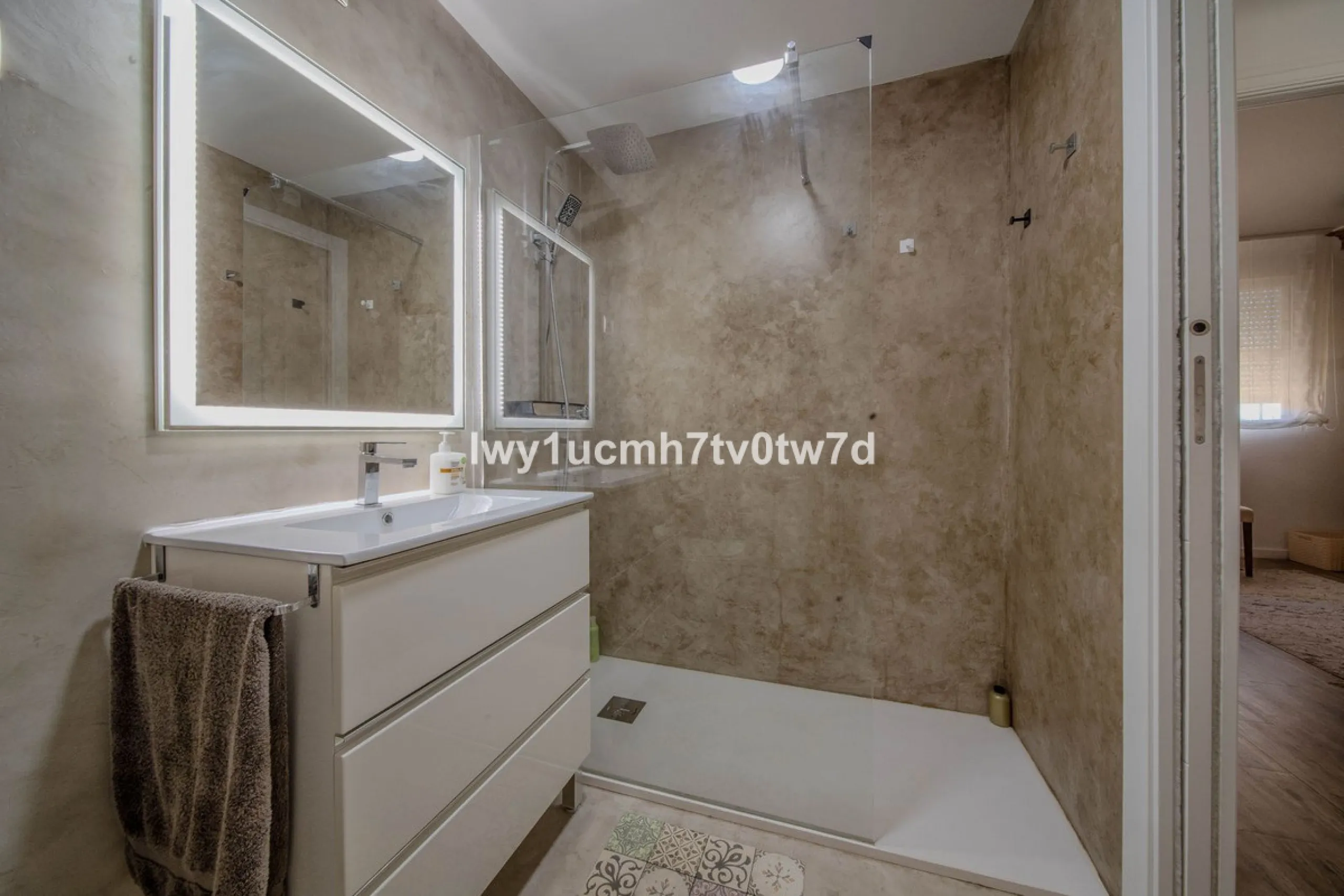 GREAT OPPORTUNITY! MAGNIFICENT HOUSE JUST FIVE MINUTES FROM THE BEACH