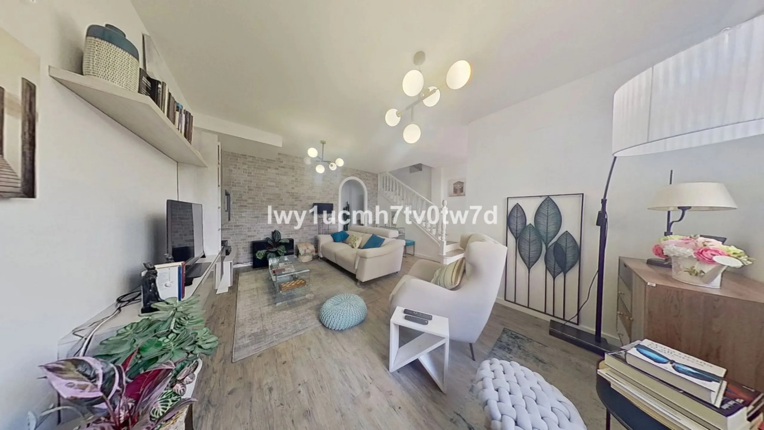 GREAT OPPORTUNITY! MAGNIFICENT HOUSE JUST FIVE MINUTES FROM THE BEACH