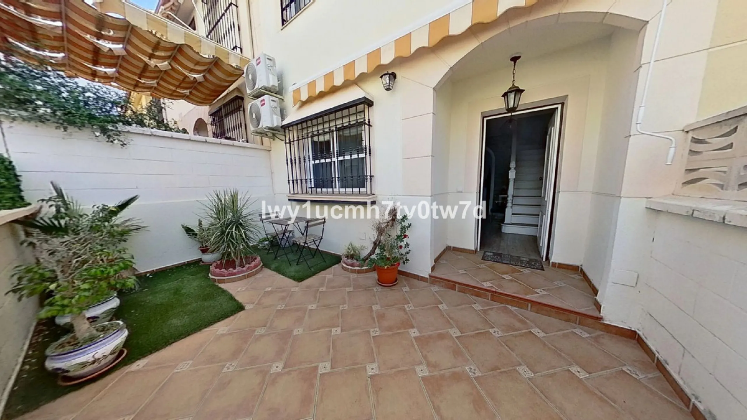 GREAT OPPORTUNITY! MAGNIFICENT HOUSE JUST FIVE MINUTES FROM THE BEACH