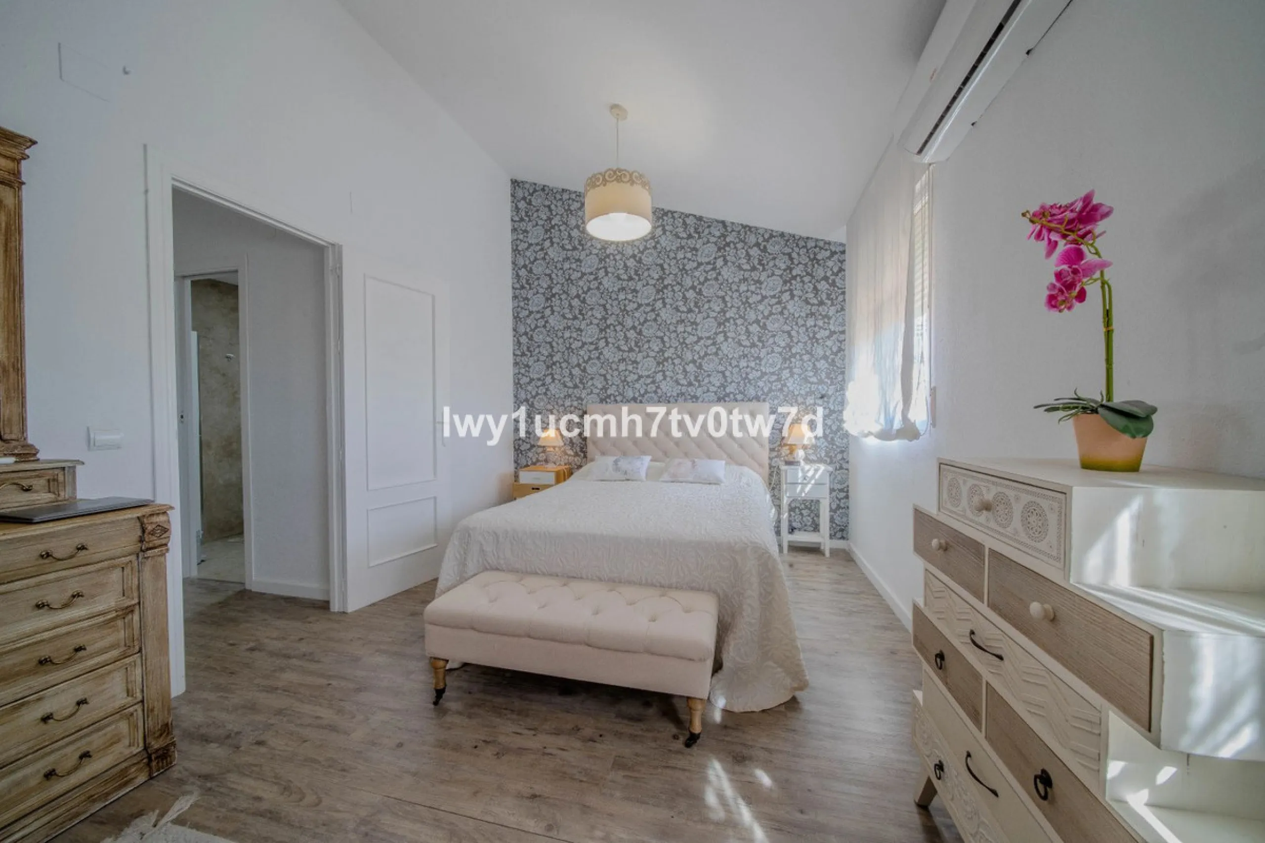 GREAT OPPORTUNITY! MAGNIFICENT HOUSE JUST FIVE MINUTES FROM THE BEACH