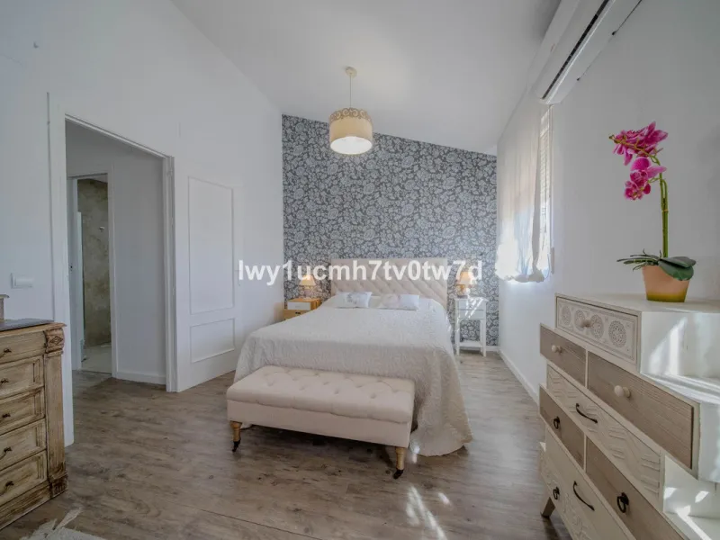 GREAT OPPORTUNITY! MAGNIFICENT HOUSE JUST FIVE MINUTES FROM THE BEACH