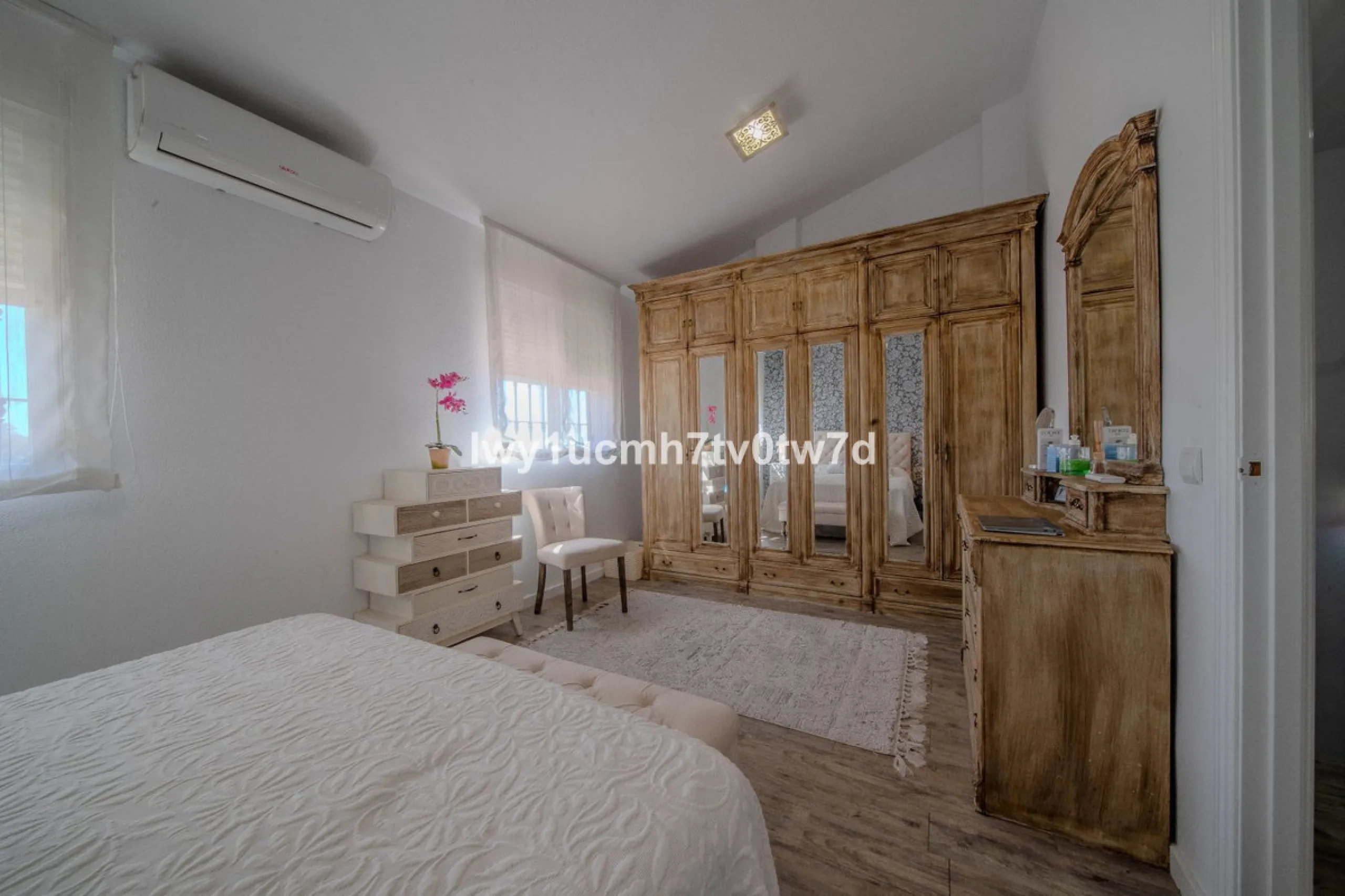 GREAT OPPORTUNITY! MAGNIFICENT HOUSE JUST FIVE MINUTES FROM THE BEACH