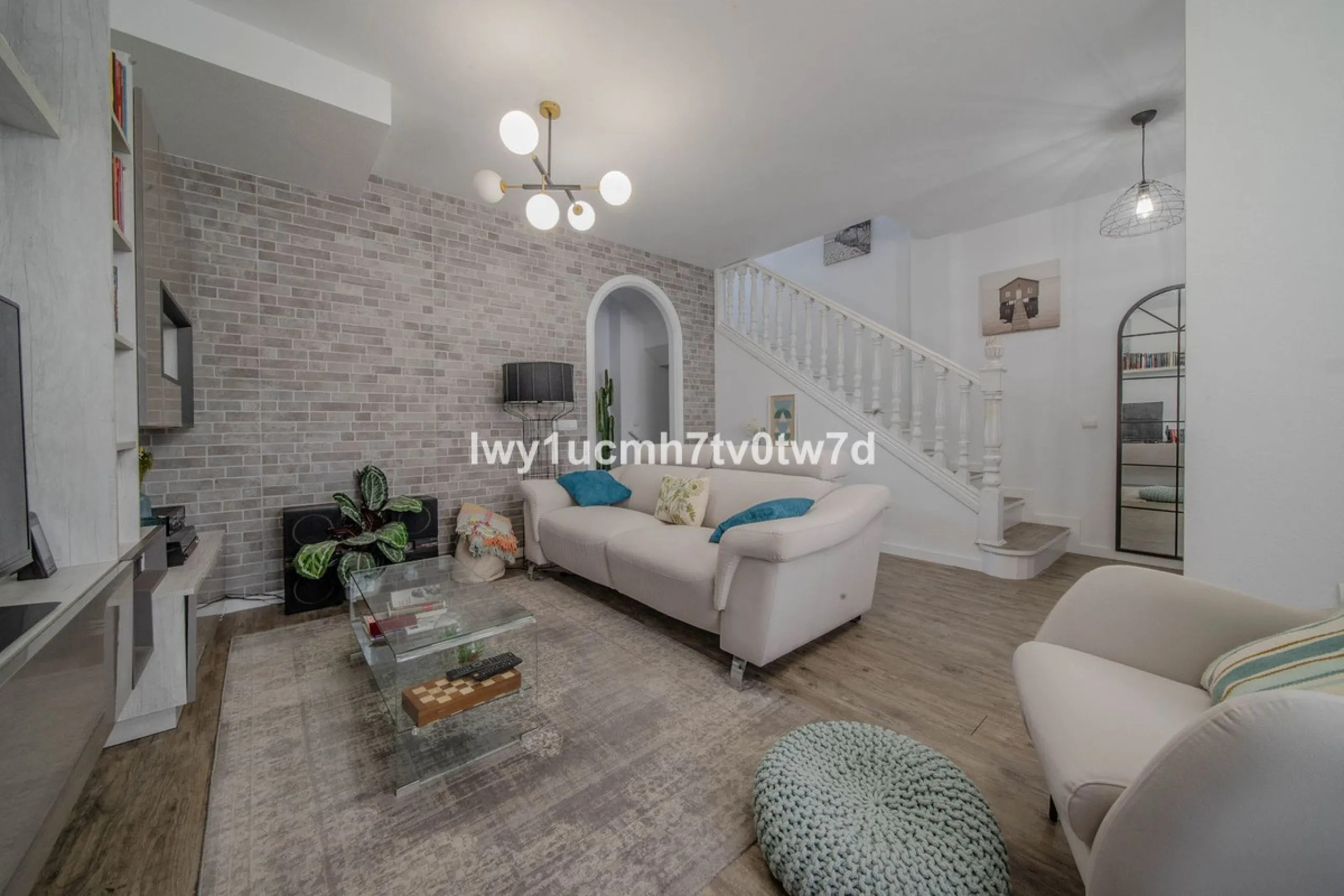 GREAT OPPORTUNITY! MAGNIFICENT HOUSE JUST FIVE MINUTES FROM THE BEACH
