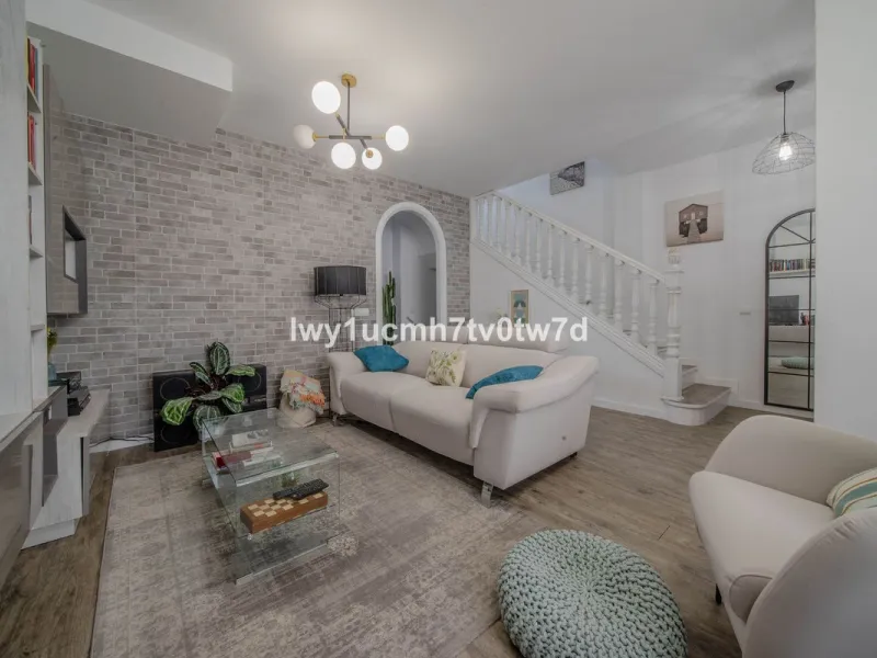 GREAT OPPORTUNITY! MAGNIFICENT HOUSE JUST FIVE MINUTES FROM THE BEACH