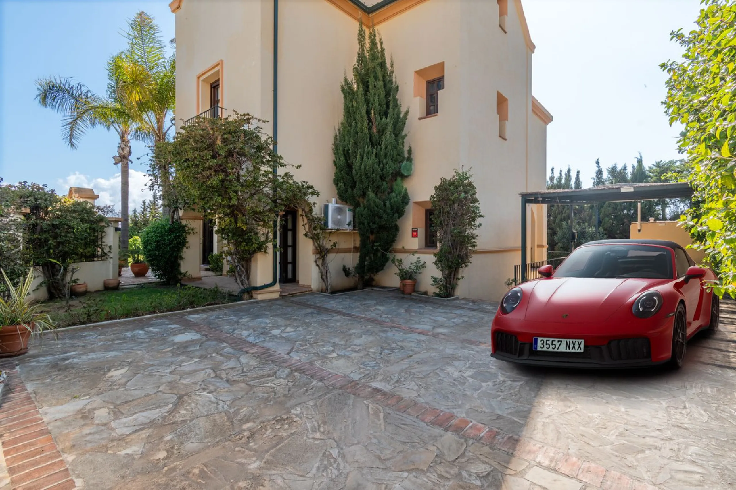 House - Detached Villa в продаже в Marbella, Málaga. В доме 5 спален и 5 ванных комнат. Площадь дома 362 м². Площадь участка 1296 м²