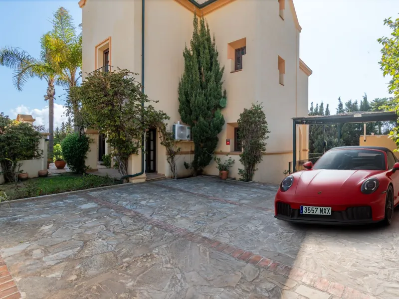 House - Detached Villa в продаже в Marbella, Málaga. В доме 5 спален и 5 ванных комнат. Площадь дома 362 м². Площадь участка 1296 м²