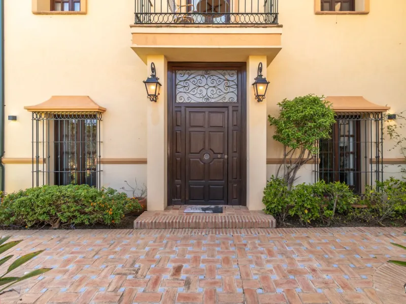House - Detached Villa в продаже в Marbella, Málaga. В доме 5 спален и 5 ванных комнат. Площадь дома 362 м². Площадь участка 1296 м²