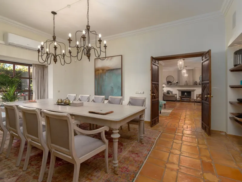 House - Detached Villa в продаже в Marbella, Málaga. В доме 5 спален и 5 ванных комнат. Площадь дома 362 м². Площадь участка 1296 м²