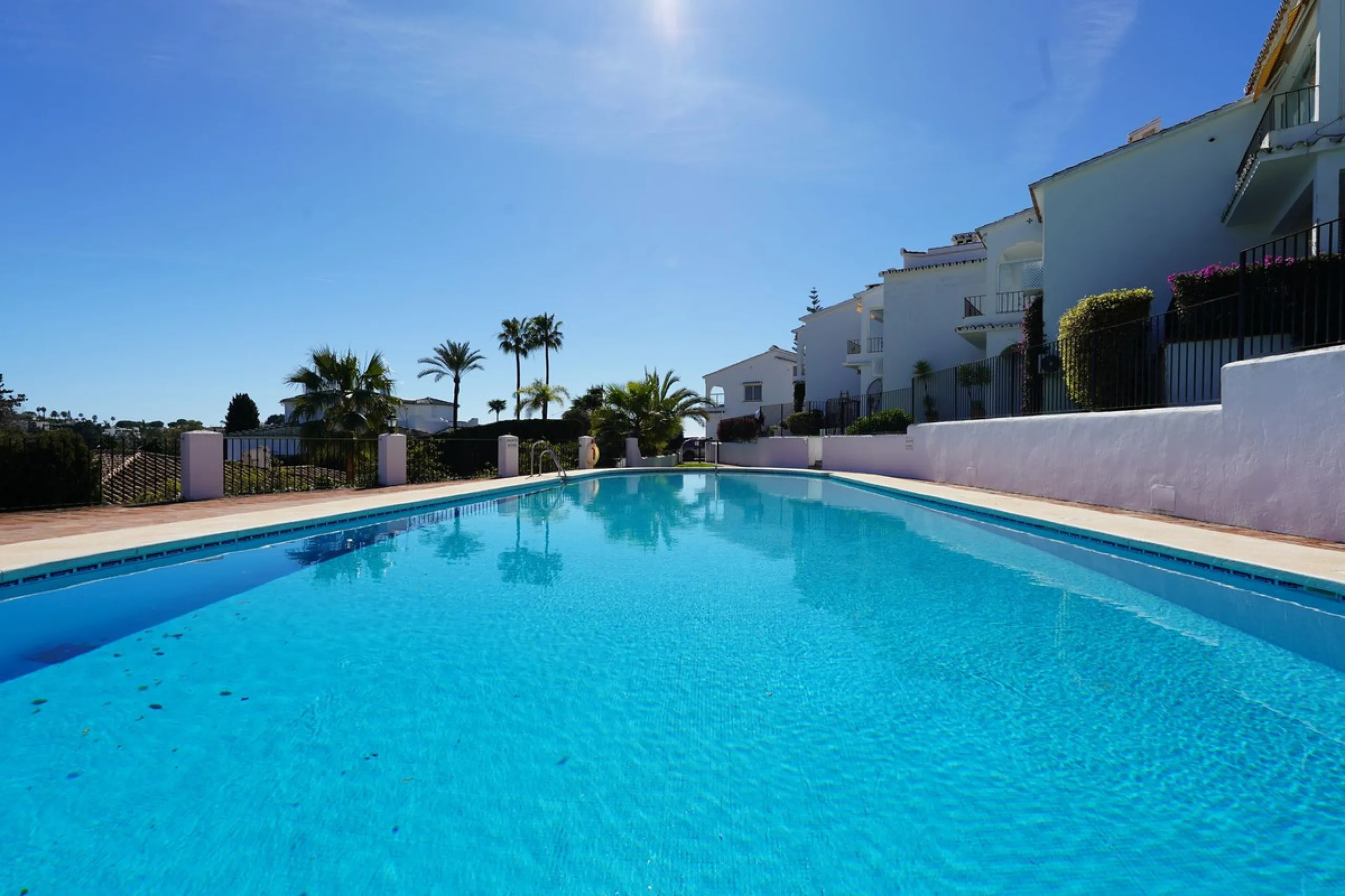 This beautifully fully renovated ground-floor corner apartment enjoys truly exceptional panoramic views across El Paraíso Golf, with two lakes in the foreground and sweeping fairways stretching into the distance — a view that feels open, green and incredi