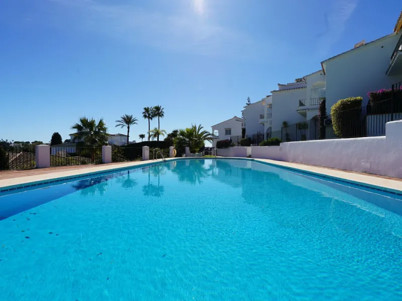 This beautifully fully renovated ground-floor corner apartment enjoys truly exceptional panoramic views across El Paraíso Golf, with two lakes in the foreground and sweeping fairways stretching into the distance — a view that feels open, green and incredi