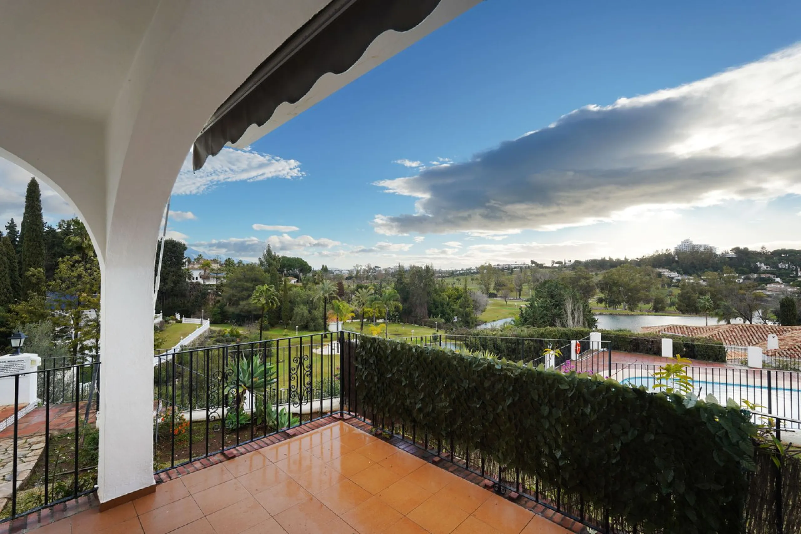 This beautifully fully renovated ground-floor corner apartment enjoys truly exceptional panoramic views across El Paraíso Golf, with two lakes in the foreground and sweeping fairways stretching into the distance — a view that feels open, green and incredi