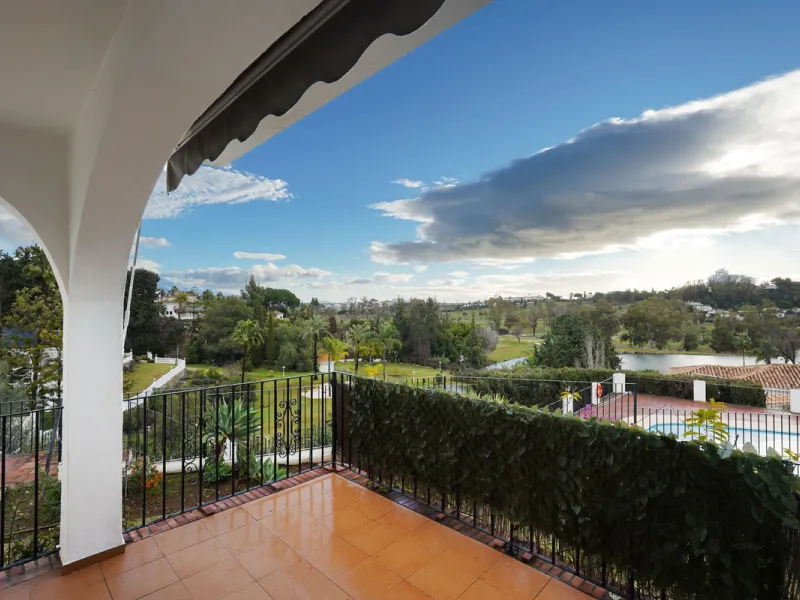 This beautifully fully renovated ground-floor corner apartment enjoys truly exceptional panoramic views across El Paraíso Golf, with two lakes in the foreground and sweeping fairways stretching into the distance — a view that feels open, green and incredi