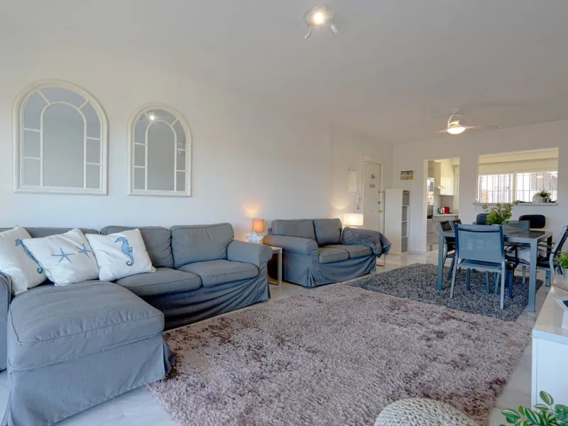 This beautifully fully renovated ground-floor corner apartment enjoys truly exceptional panoramic views across El Paraíso Golf, with two lakes in the foreground and sweeping fairways stretching into the distance — a view that feels open, green and incredi