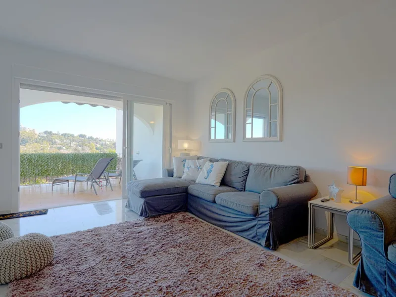 This beautifully fully renovated ground-floor corner apartment enjoys truly exceptional panoramic views across El Paraíso Golf, with two lakes in the foreground and sweeping fairways stretching into the distance — a view that feels open, green and incredi
