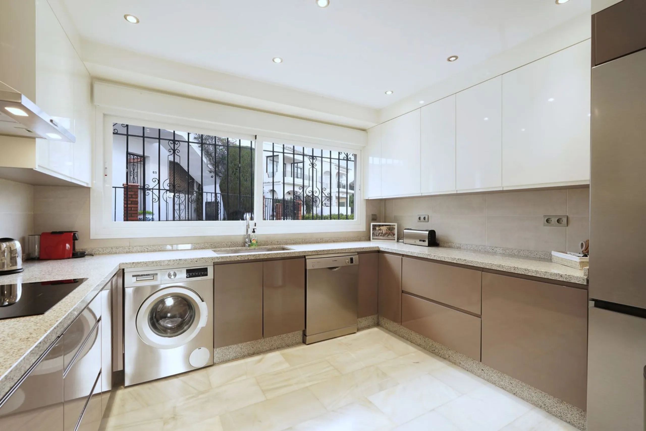 This beautifully fully renovated ground-floor corner apartment enjoys truly exceptional panoramic views across El Paraíso Golf, with two lakes in the foreground and sweeping fairways stretching into the distance — a view that feels open, green and incredi