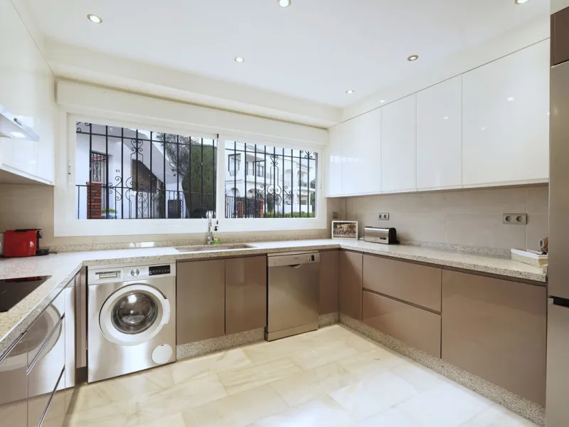 This beautifully fully renovated ground-floor corner apartment enjoys truly exceptional panoramic views across El Paraíso Golf, with two lakes in the foreground and sweeping fairways stretching into the distance — a view that feels open, green and incredi