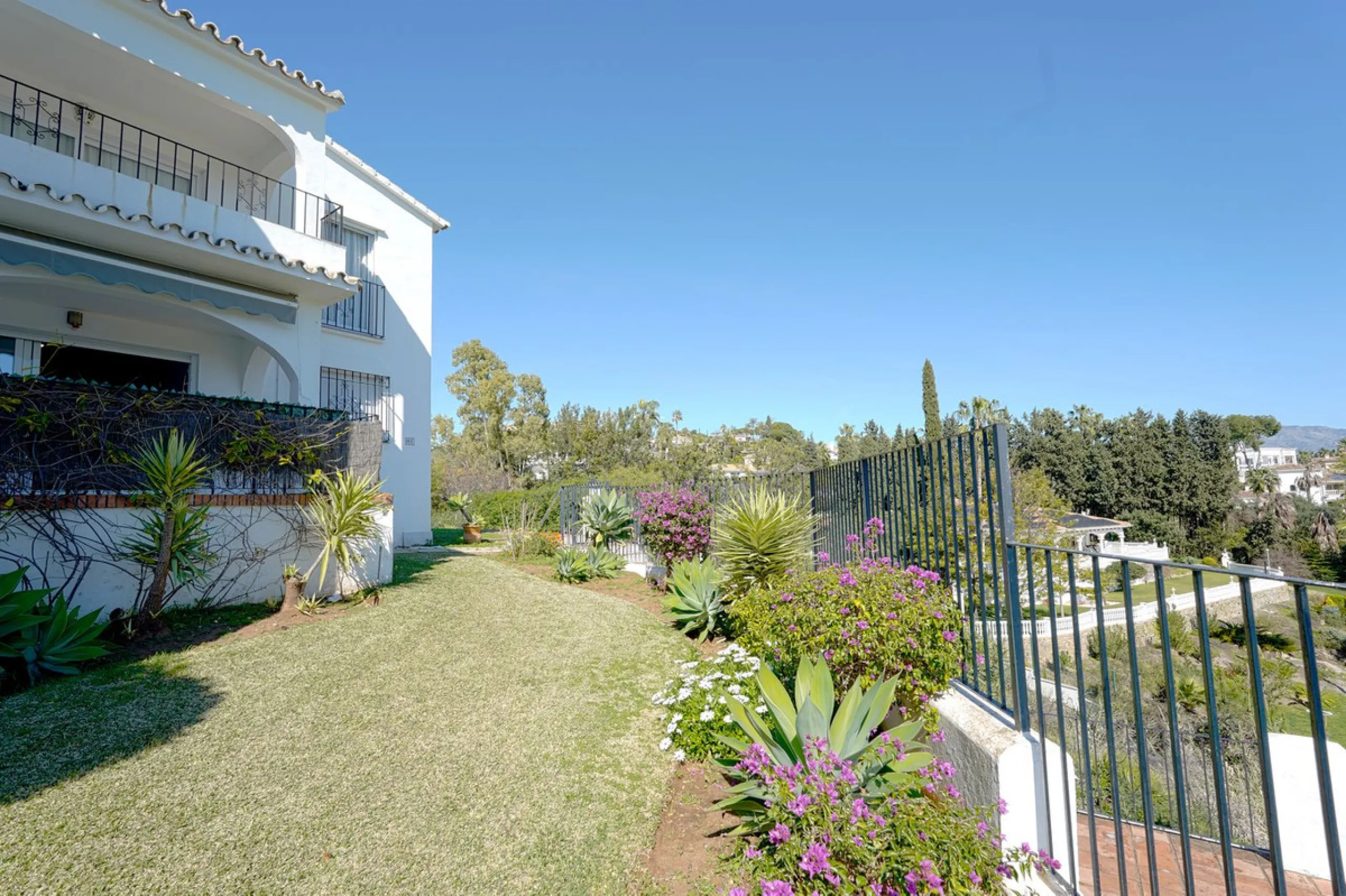 This beautifully fully renovated ground-floor corner apartment enjoys truly exceptional panoramic views across El Paraíso Golf, with two lakes in the foreground and sweeping fairways stretching into the distance — a view that feels open, green and incredi