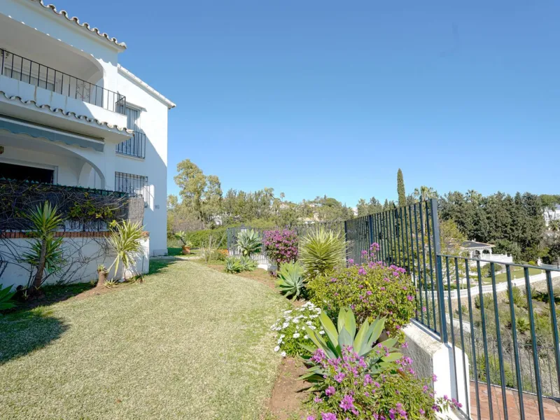 This beautifully fully renovated ground-floor corner apartment enjoys truly exceptional panoramic views across El Paraíso Golf, with two lakes in the foreground and sweeping fairways stretching into the distance — a view that feels open, green and incredi