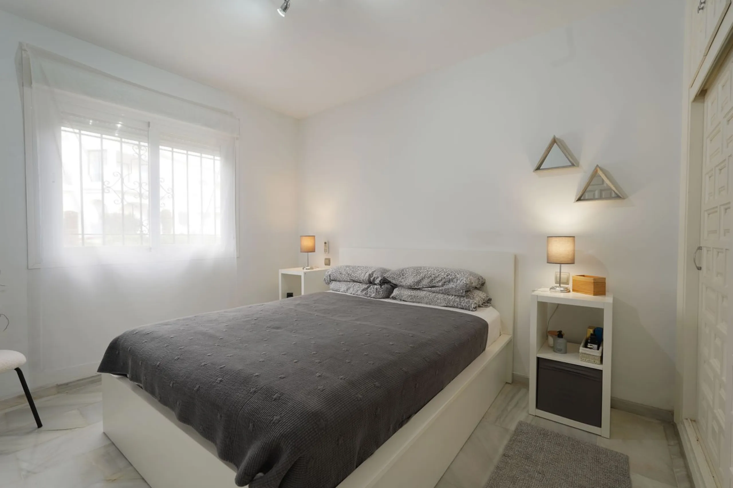 This beautifully fully renovated ground-floor corner apartment enjoys truly exceptional panoramic views across El Paraíso Golf, with two lakes in the foreground and sweeping fairways stretching into the distance — a view that feels open, green and incredi