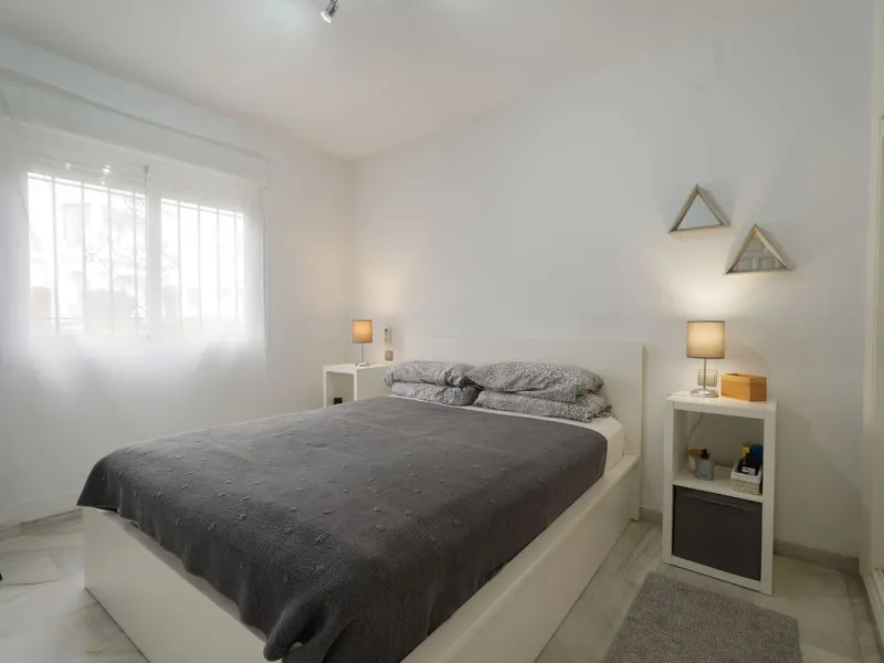 This beautifully fully renovated ground-floor corner apartment enjoys truly exceptional panoramic views across El Paraíso Golf, with two lakes in the foreground and sweeping fairways stretching into the distance — a view that feels open, green and incredi