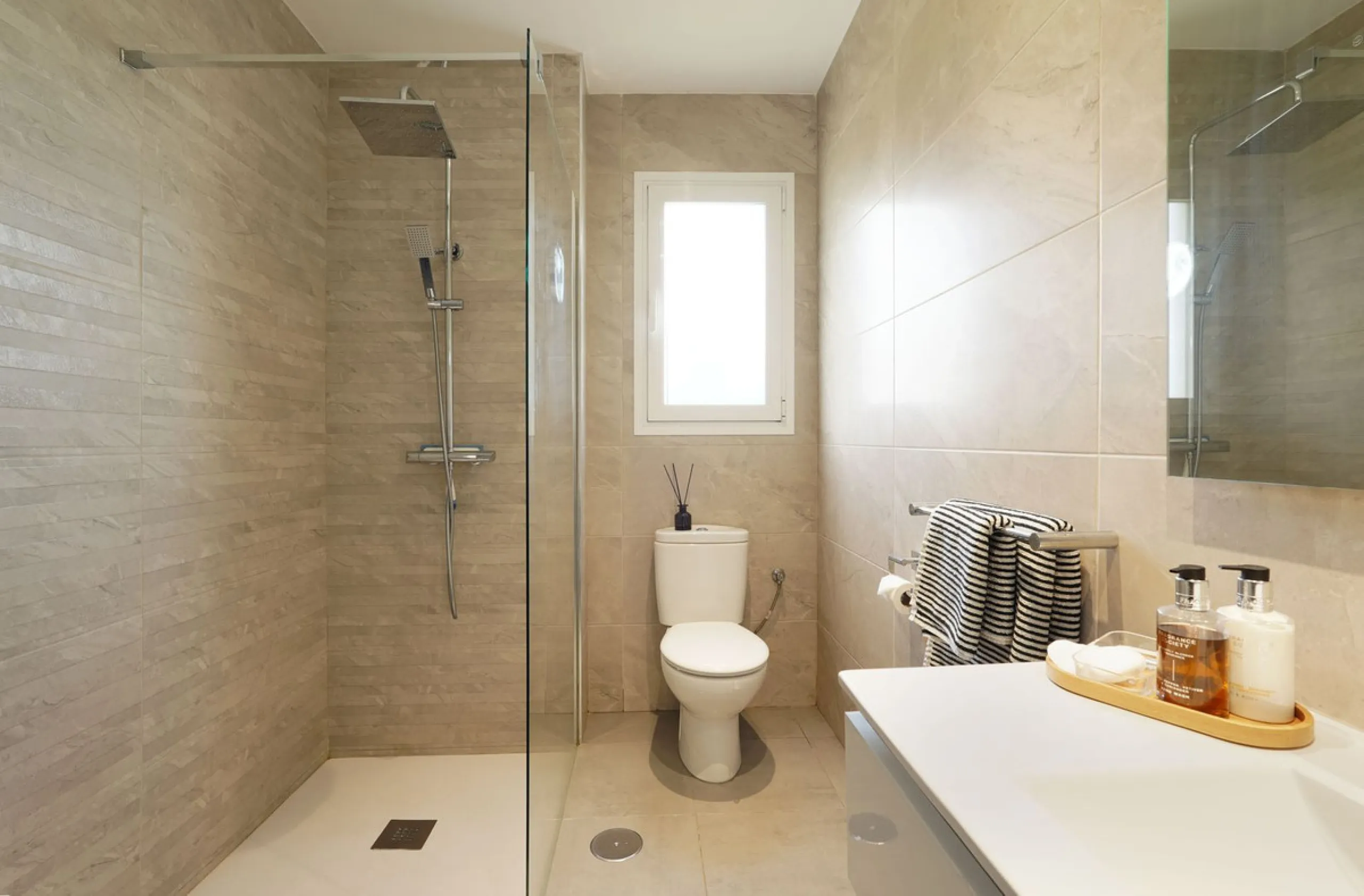 This beautifully fully renovated ground-floor corner apartment enjoys truly exceptional panoramic views across El Paraíso Golf, with two lakes in the foreground and sweeping fairways stretching into the distance — a view that feels open, green and incredi
