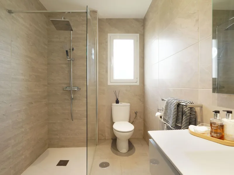 This beautifully fully renovated ground-floor corner apartment enjoys truly exceptional panoramic views across El Paraíso Golf, with two lakes in the foreground and sweeping fairways stretching into the distance — a view that feels open, green and incredi