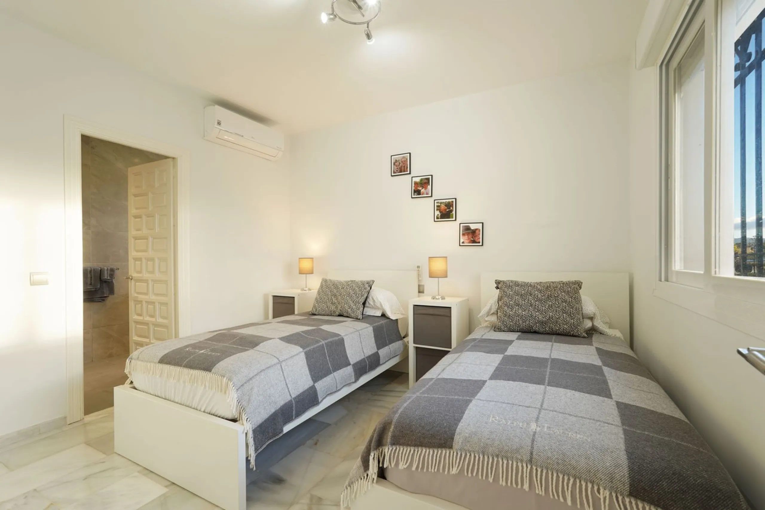 This beautifully fully renovated ground-floor corner apartment enjoys truly exceptional panoramic views across El Paraíso Golf, with two lakes in the foreground and sweeping fairways stretching into the distance — a view that feels open, green and incredi