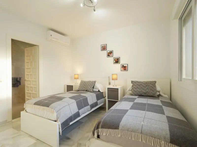 This beautifully fully renovated ground-floor corner apartment enjoys truly exceptional panoramic views across El Paraíso Golf, with two lakes in the foreground and sweeping fairways stretching into the distance — a view that feels open, green and incredi