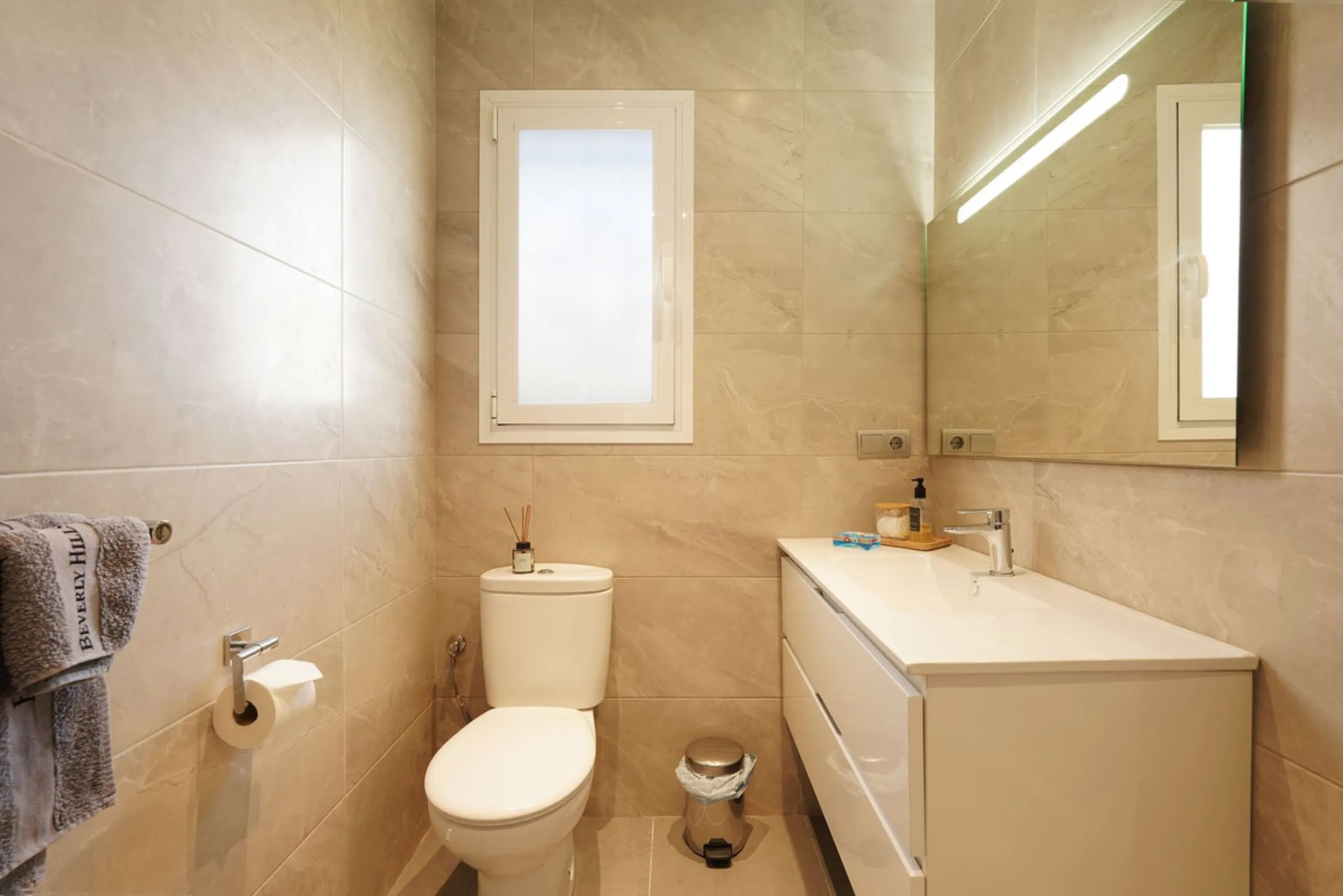This beautifully fully renovated ground-floor corner apartment enjoys truly exceptional panoramic views across El Paraíso Golf, with two lakes in the foreground and sweeping fairways stretching into the distance — a view that feels open, green and incredi