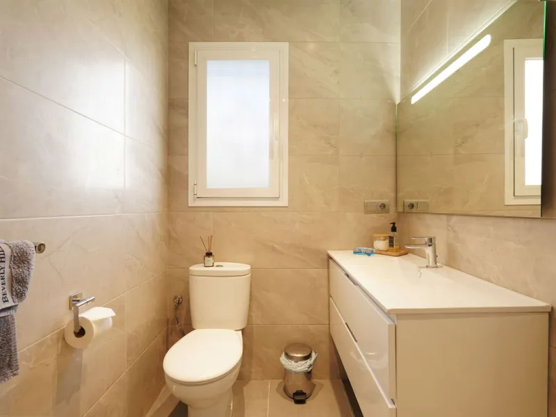 This beautifully fully renovated ground-floor corner apartment enjoys truly exceptional panoramic views across El Paraíso Golf, with two lakes in the foreground and sweeping fairways stretching into the distance — a view that feels open, green and incredi
