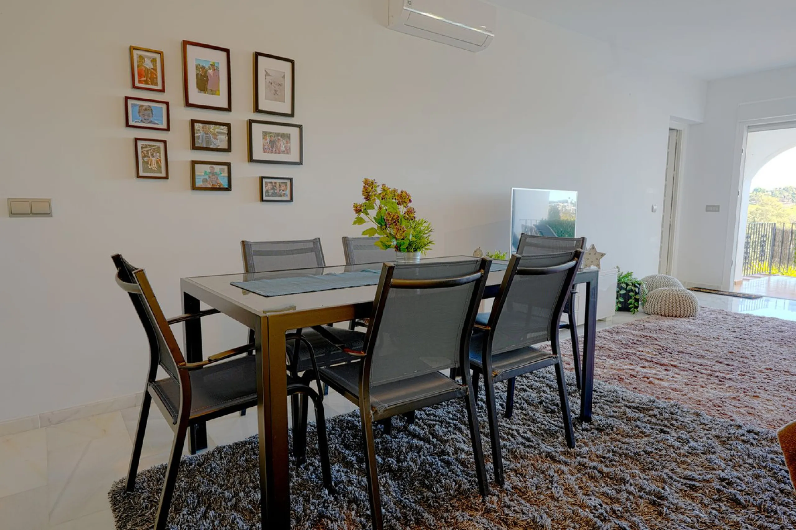 This beautifully fully renovated ground-floor corner apartment enjoys truly exceptional panoramic views across El Paraíso Golf, with two lakes in the foreground and sweeping fairways stretching into the distance — a view that feels open, green and incredi