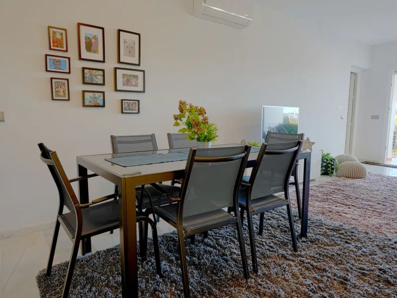 This beautifully fully renovated ground-floor corner apartment enjoys truly exceptional panoramic views across El Paraíso Golf, with two lakes in the foreground and sweeping fairways stretching into the distance — a view that feels open, green and incredi