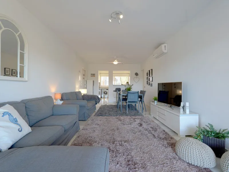 This beautifully fully renovated ground-floor corner apartment enjoys truly exceptional panoramic views across El Paraíso Golf, with two lakes in the foreground and sweeping fairways stretching into the distance — a view that feels open, green and incredi