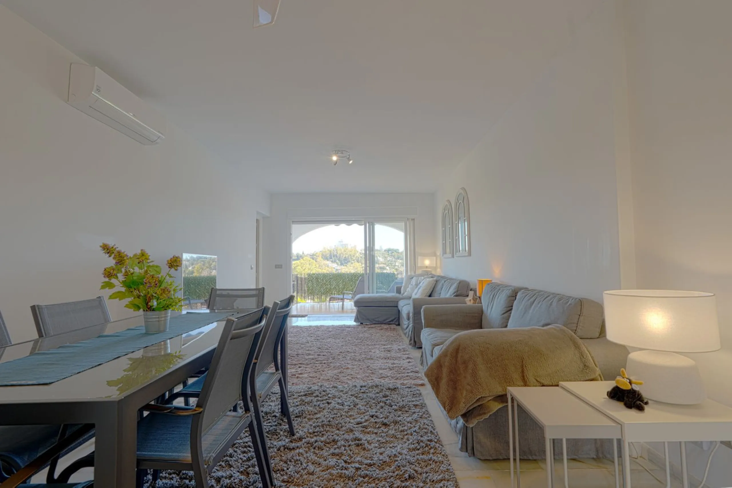This beautifully fully renovated ground-floor corner apartment enjoys truly exceptional panoramic views across El Paraíso Golf, with two lakes in the foreground and sweeping fairways stretching into the distance — a view that feels open, green and incredi