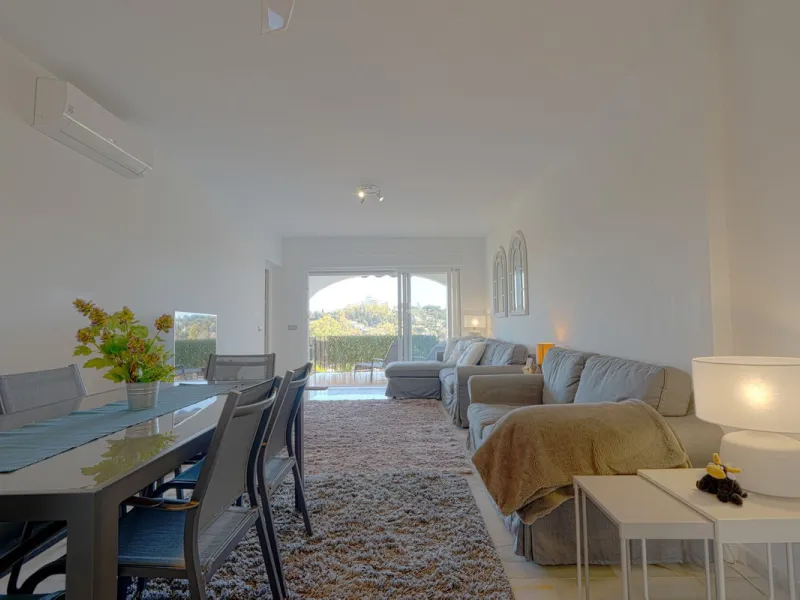 This beautifully fully renovated ground-floor corner apartment enjoys truly exceptional panoramic views across El Paraíso Golf, with two lakes in the foreground and sweeping fairways stretching into the distance — a view that feels open, green and incredi