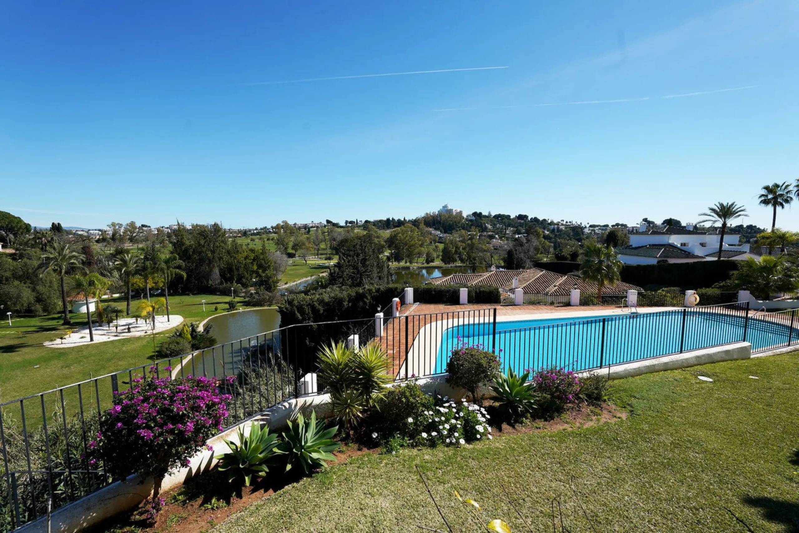 This beautifully fully renovated ground-floor corner apartment enjoys truly exceptional panoramic views across El Paraíso Golf, with two lakes in the foreground and sweeping fairways stretching into the distance — a view that feels open, green and incredi