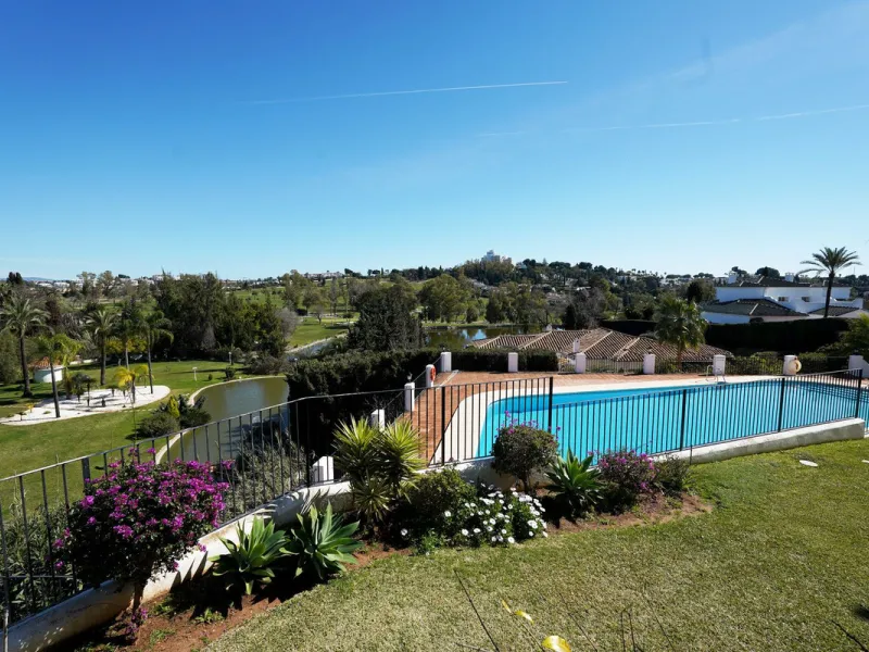 This beautifully fully renovated ground-floor corner apartment enjoys truly exceptional panoramic views across El Paraíso Golf, with two lakes in the foreground and sweeping fairways stretching into the distance — a view that feels open, green and incredi