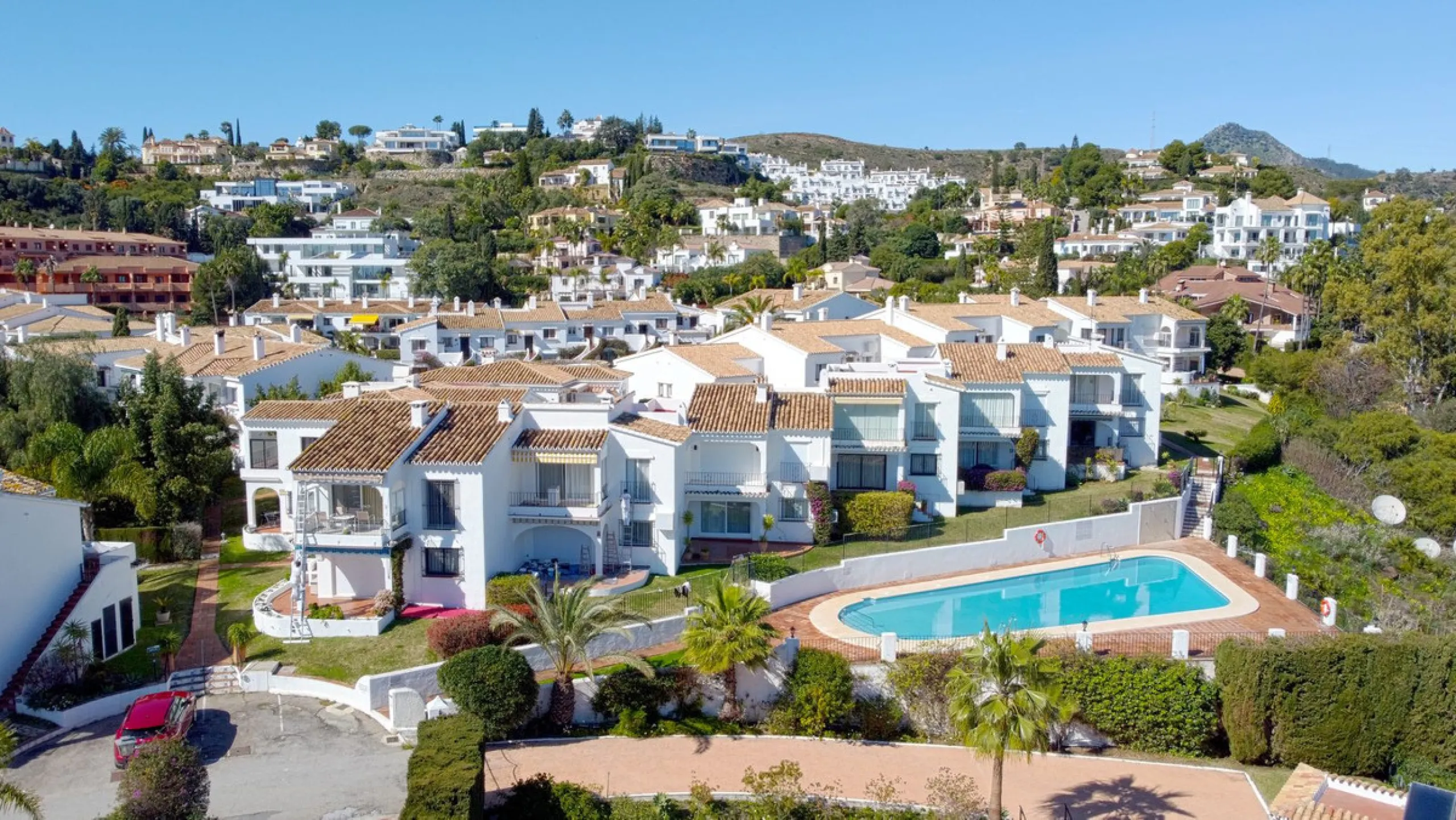 This beautifully fully renovated ground-floor corner apartment enjoys truly exceptional panoramic views across El Paraíso Golf, with two lakes in the foreground and sweeping fairways stretching into the distance — a view that feels open, green and incredi