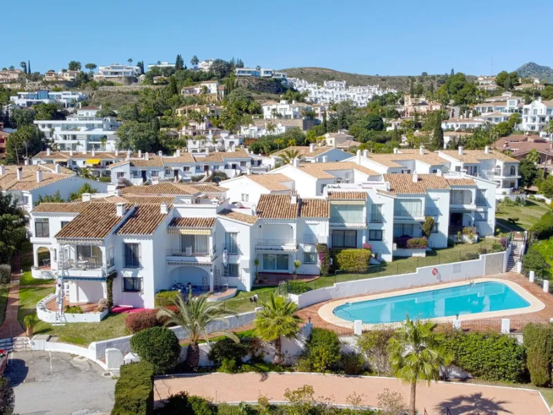 This beautifully fully renovated ground-floor corner apartment enjoys truly exceptional panoramic views across El Paraíso Golf, with two lakes in the foreground and sweeping fairways stretching into the distance — a view that feels open, green and incredi