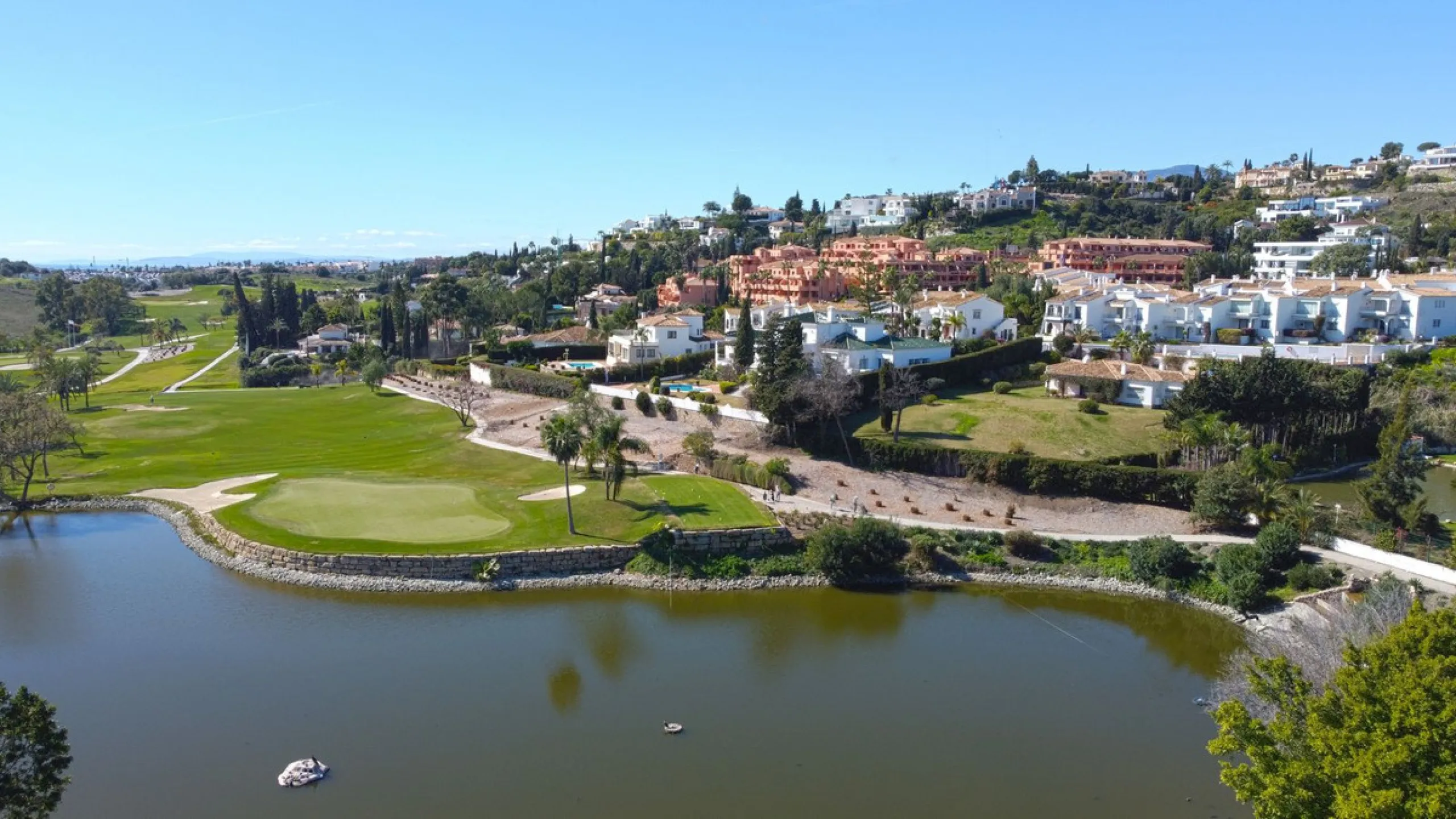 This beautifully fully renovated ground-floor corner apartment enjoys truly exceptional panoramic views across El Paraíso Golf, with two lakes in the foreground and sweeping fairways stretching into the distance — a view that feels open, green and incredi