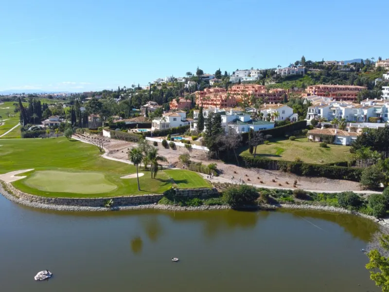 This beautifully fully renovated ground-floor corner apartment enjoys truly exceptional panoramic views across El Paraíso Golf, with two lakes in the foreground and sweeping fairways stretching into the distance — a view that feels open, green and incredi