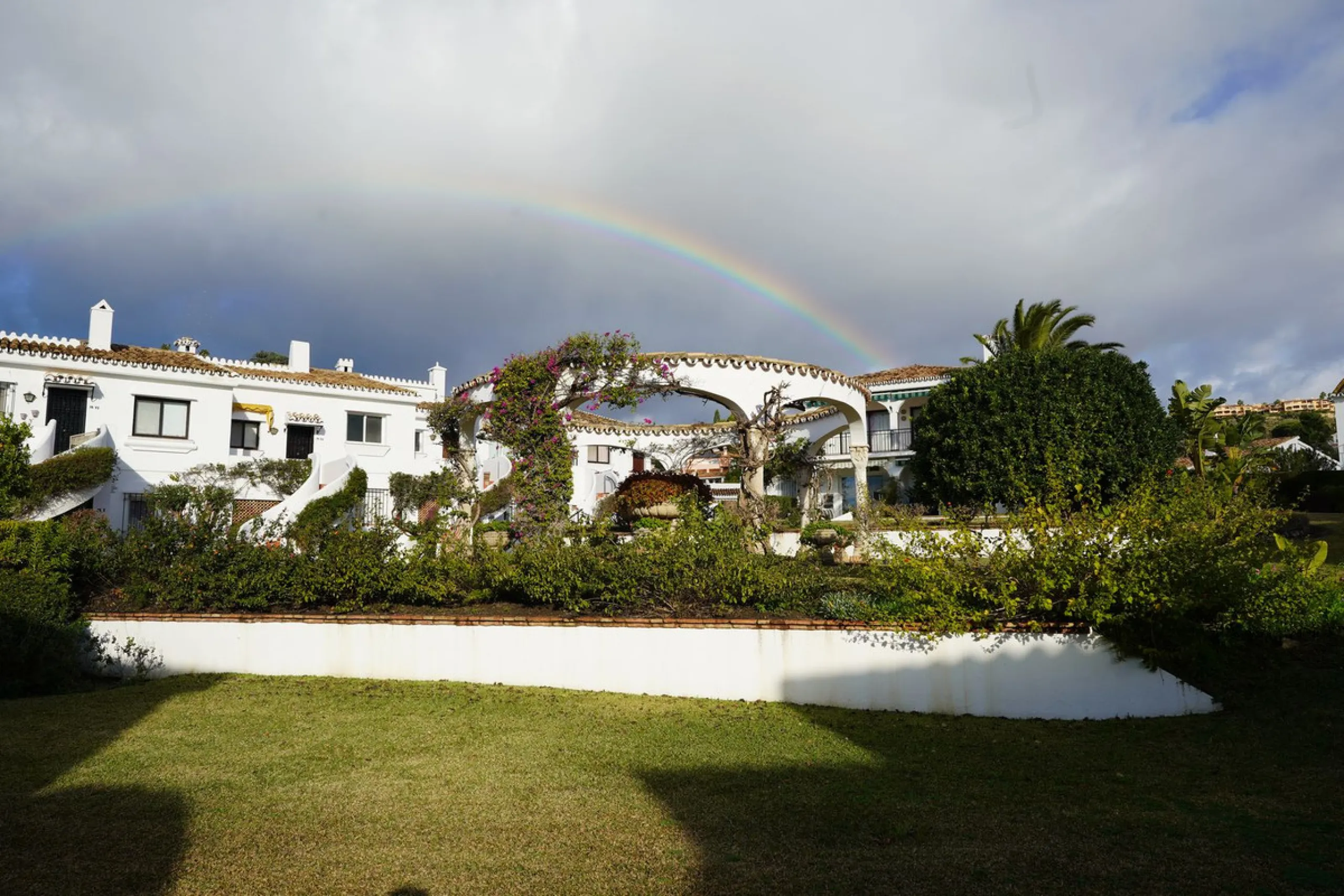 This beautifully fully renovated ground-floor corner apartment enjoys truly exceptional panoramic views across El Paraíso Golf, with two lakes in the foreground and sweeping fairways stretching into the distance — a view that feels open, green and incredi