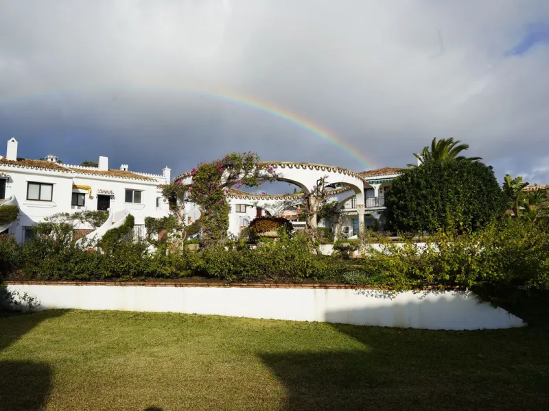 This beautifully fully renovated ground-floor corner apartment enjoys truly exceptional panoramic views across El Paraíso Golf, with two lakes in the foreground and sweeping fairways stretching into the distance — a view that feels open, green and incredi