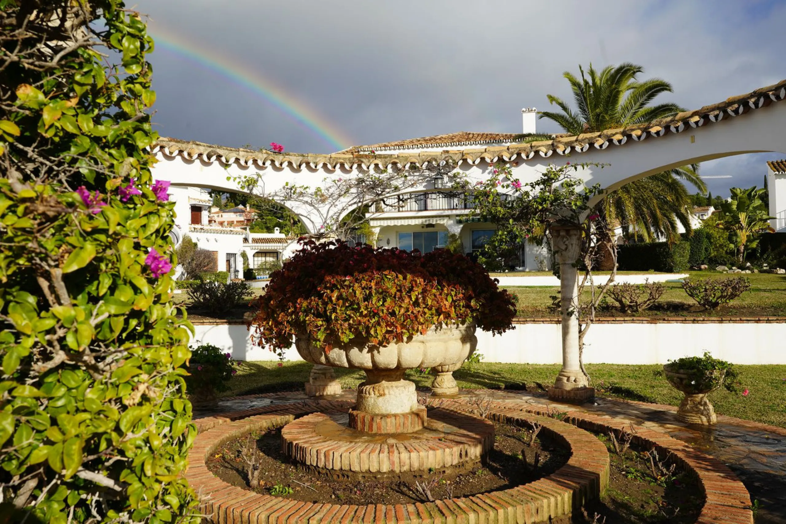 This beautifully fully renovated ground-floor corner apartment enjoys truly exceptional panoramic views across El Paraíso Golf, with two lakes in the foreground and sweeping fairways stretching into the distance — a view that feels open, green and incredi