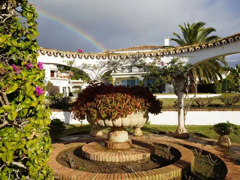 This beautifully fully renovated ground-floor corner apartment enjoys truly exceptional panoramic views across El Paraíso Golf, with two lakes in the foreground and sweeping fairways stretching into the distance — a view that feels open, green and incredi