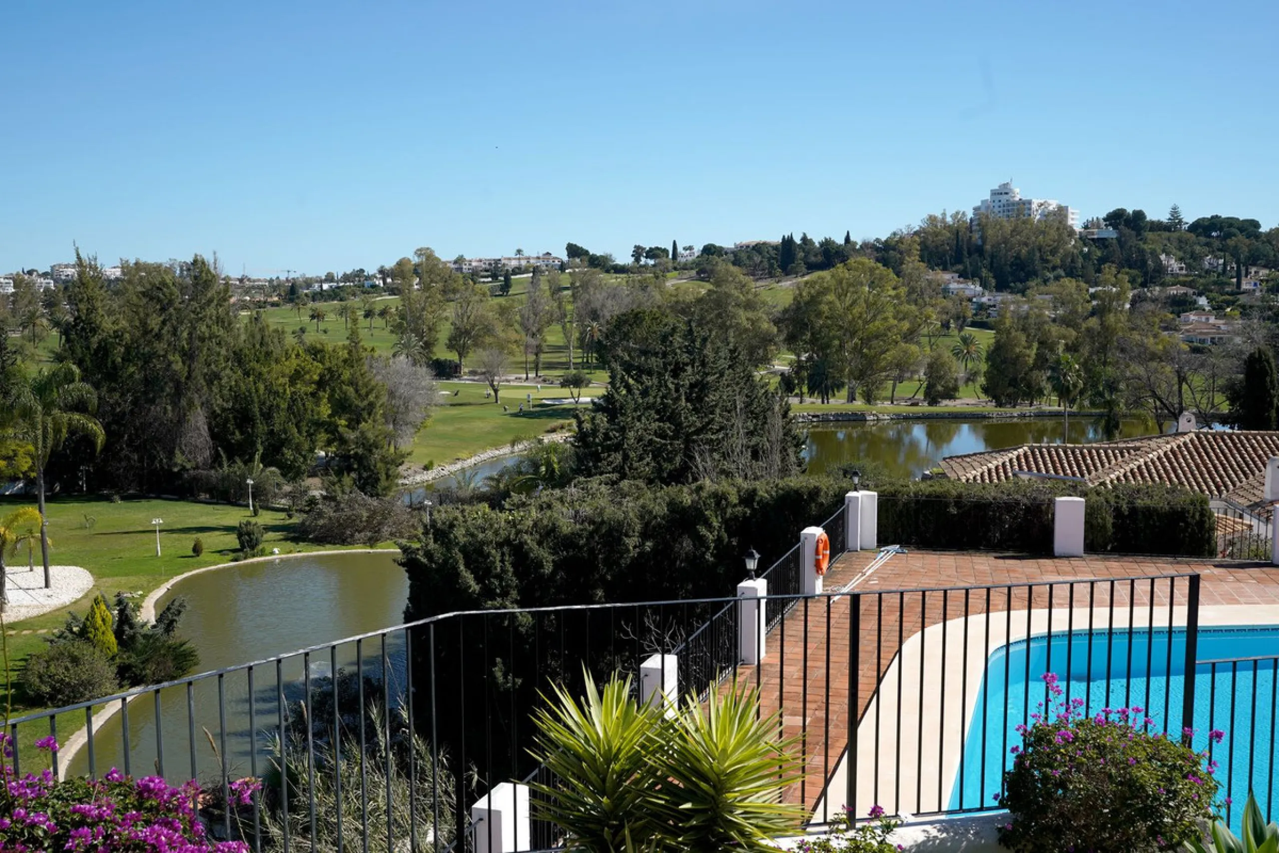 This beautifully fully renovated ground-floor corner apartment enjoys truly exceptional panoramic views across El Paraíso Golf, with two lakes in the foreground and sweeping fairways stretching into the distance — a view that feels open, green and incredi