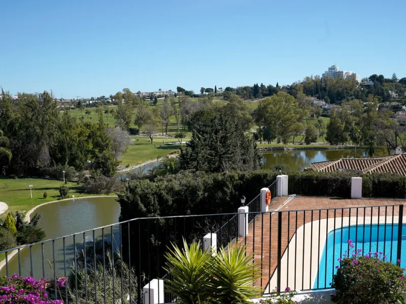 This beautifully fully renovated ground-floor corner apartment enjoys truly exceptional panoramic views across El Paraíso Golf, with two lakes in the foreground and sweeping fairways stretching into the distance — a view that feels open, green and incredi