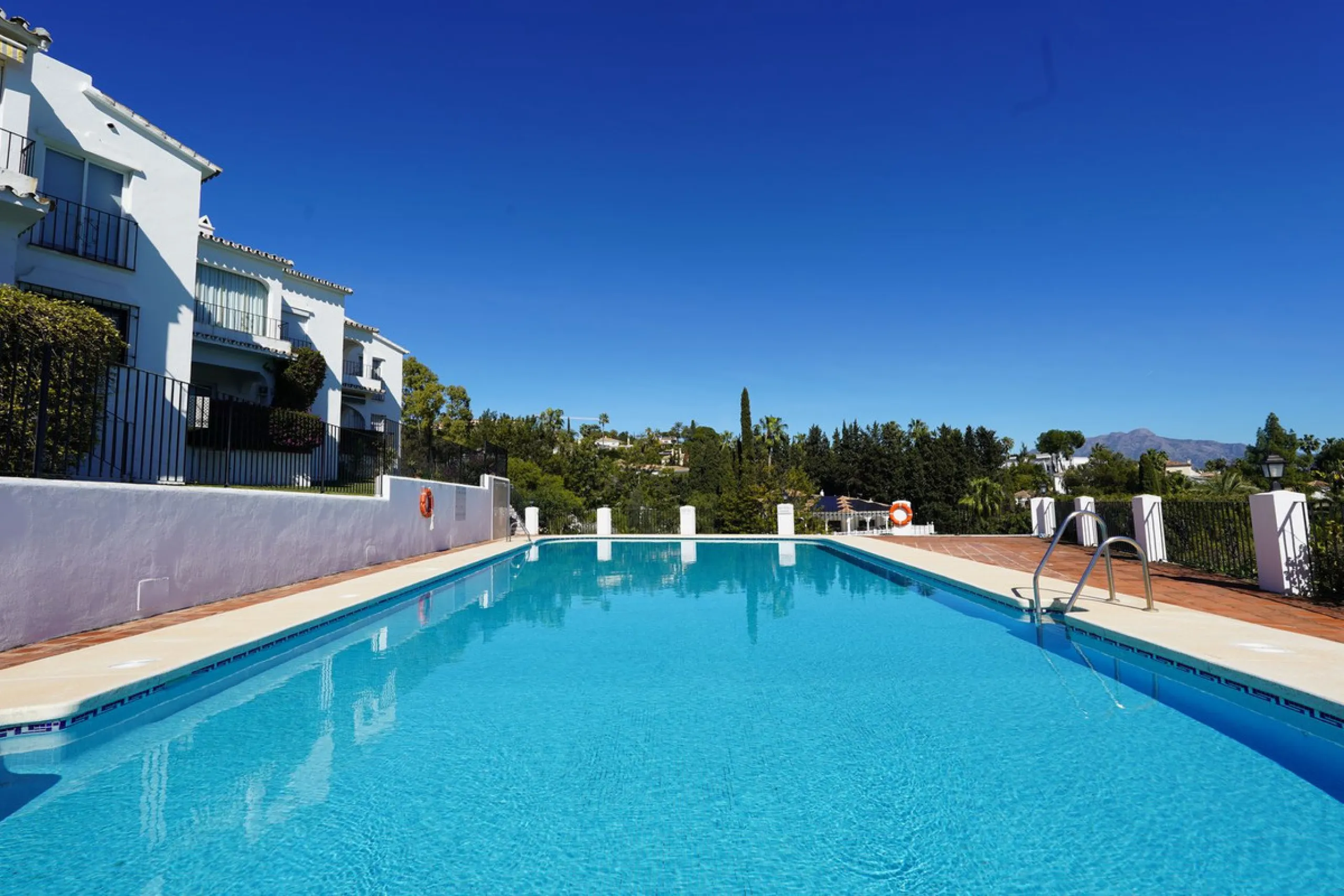 This beautifully fully renovated ground-floor corner apartment enjoys truly exceptional panoramic views across El Paraíso Golf, with two lakes in the foreground and sweeping fairways stretching into the distance — a view that feels open, green and incredi