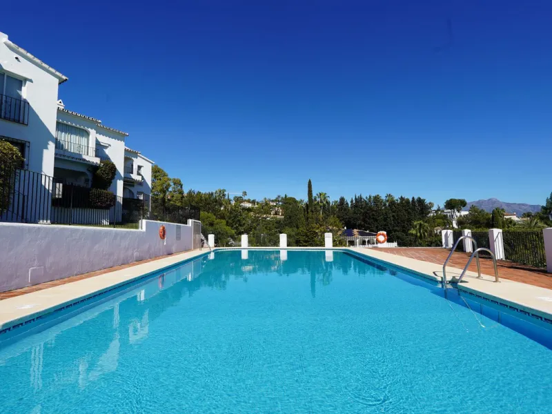 This beautifully fully renovated ground-floor corner apartment enjoys truly exceptional panoramic views across El Paraíso Golf, with two lakes in the foreground and sweeping fairways stretching into the distance — a view that feels open, green and incredi